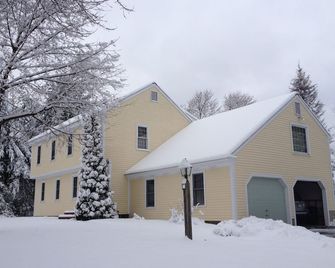 Wachusett Mountain Getaway, Lake Adjacent Home! Near 1761 Old Mill and Trails! - Westminster - Building