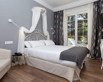 أوتيليت دي لا راكونا - دينايا - غرفة نوم