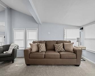 Cozy Cottage Home in Rock Island - Rock Island - Living room