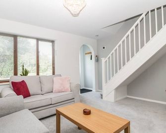 16 Mythern Meadow, Pet Friendly, With A Garden In Bradford-On-Avon - Bradford-on-Avon - Living room
