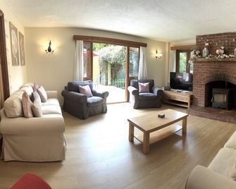 Bury Hill Farm, Winterbourne, Beautiful Countryside Views, 15 min to Bristol - Fishponds - Sala de estar