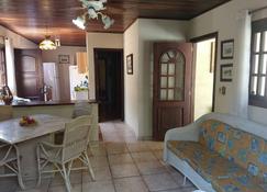 Casa Saco da Capela 3 Bedrooms 2 bathrooms (1 suite) 3 air conditioning, Wi-Fi available - Ilhabela - Wohnzimmer