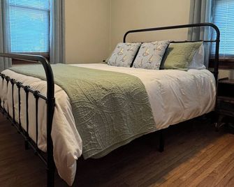 Charming House in Lake City 3 Blks from Marina and Lake Pepin! 3 Bedroom/2 Bath - Lake City - Bedroom