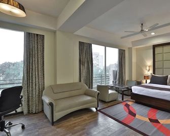 Collection O 46731 The Grand Eden - Ahmedabad - Bedroom