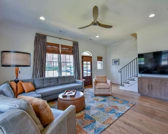 Welcome to Tide on 12th! - Tuscaloosa - Living room