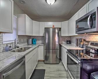 Updated Lee's Summit Retreat ~ 19 Mi to KC! - Lee's Summit - Kitchen