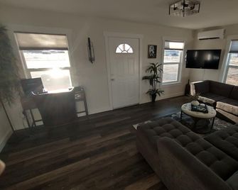 Charming 2-bedroom cottage in wonderful Prescott Valley with WiFi, AC - Prescott Valley - Sala de estar