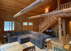 Log cabin secluded on 80 acres - Arpin - Sala de estar