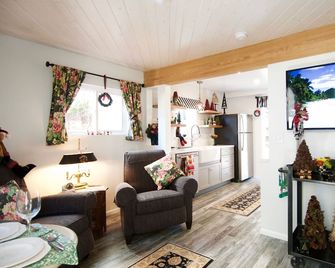 Charming garden Hideaway apartment in Belmont Heights. Abundant outdoor seating. - Long Beach - Salon