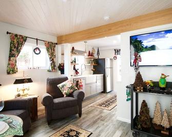 Charming garden Hideaway apartment in Belmont Heights. Abundant outdoor seating. - لونغ بيتش - غرفة معيشة