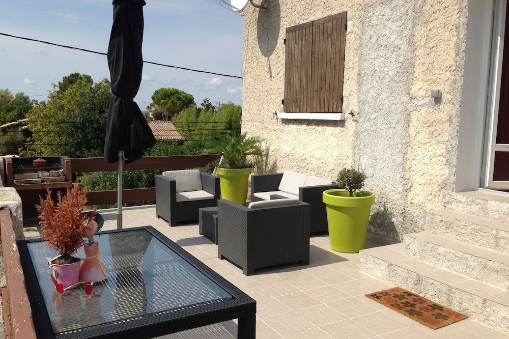 Apartment at the top of the villa with terrace and land for animals, 5 people - Marignane - Patio
