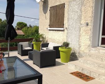 Apartment at the top of the villa with terrace and land for animals, 5 people - Marignane - Patio