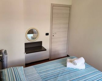 Appartamento di fronte all'ospedale - Modène - Chambre