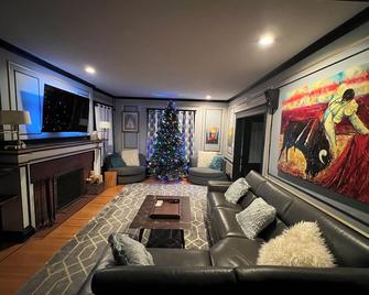 4 BR Luxurious-Gem Mansion in Heart of Denver - דנבר - סלון