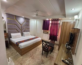 Hotel Jeniffer Inn - New Delhi - Bedroom