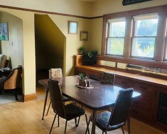 New Charming, Cozy And Very Central Upper Unit In Mke - Milwaukee