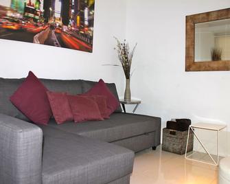 Modern Apartment In The Center Of Antibes Old Town - Antibes - Living room