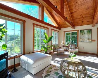 Berkshires sanctuary w/ outdoor living area & fire pit. Minutes from Tanglewood! - Richmond - Living room