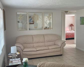 Small Cozy Home - Beverly Hills - Living room