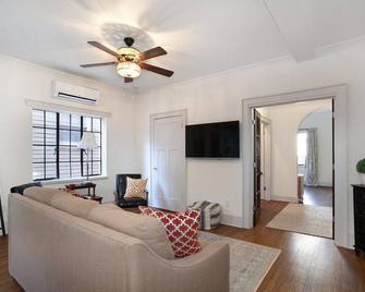 Downtown Knoxville Gem with King Bed and Free Parking - Knoxville - Living room