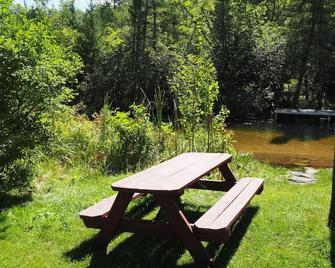 Sleeping Bear Riverside Cabins - Honor - Patio
