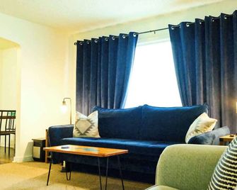 Downtown Blue Room at Villages on Aurora - Ironwood - Sala de estar