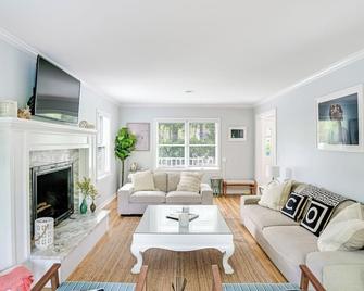 Centrally Located in East Quogue, Perfect for Families, Private Pool, Close... - East Quogue - Sala de estar