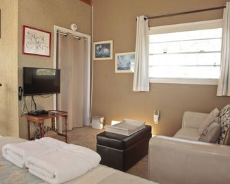 Great Studio - Under 2 minute walk to beach where dogs are welcome - Clearwater Beach - Living room