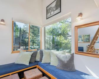 Quiet Lofted Studio at Tomboy Lodge - Telluride - Living room
