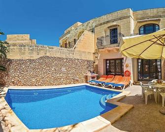 Razzett ta' Leli Holiday Home - Xagħra - Bazén