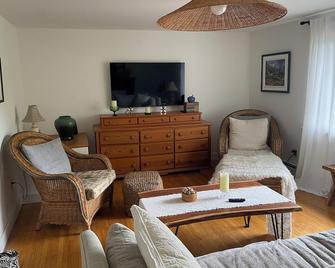 Charming apartment in fabulous Summerside with AC, WiFi - Summerside - Living room