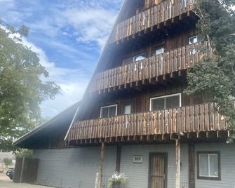 Welcome to wine country Colorado, relax @ the Palisade Chalet on your next trip. - Palisade - Building