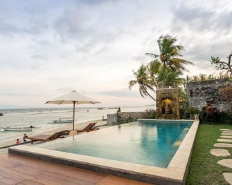 Utama Villas Beach Front Candidasa - Denpasar - Piscina