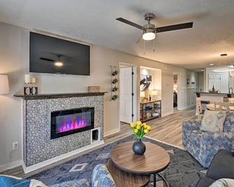 Welcome to After Dune Delight Golf Course Condo! - Pawleys Island - Living room