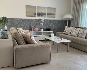 Relaxing Stay by the Beach - Ayvalik - Living room