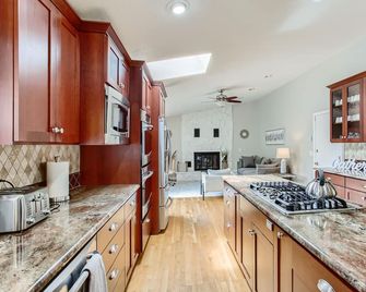 Spacious 4-bedroom home with outdoor deck - Tualatin - Cocina