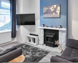 Host Stay Thurstane Street - Bolton - Living room