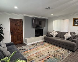 Private Guest House / New built - Moorpark - Living room