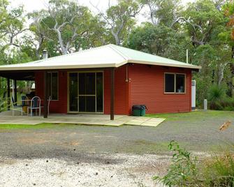 Spacious fully self contained two bedroom chalet, nestled in the bush. - Augusta - Building