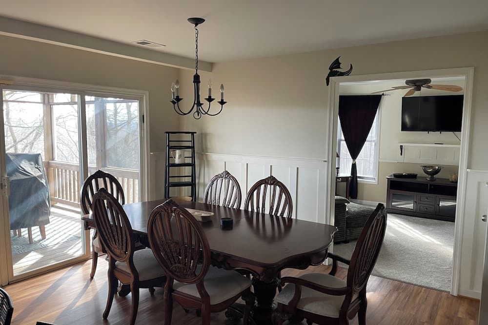 Spacious 4-bedroom house with pool access in La Plata with beautiful nature view