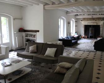 Legcity: Large property with swimming pool and BBQ 45 minutes from the center of Paris - Brueil-en-Vexin - Sala de estar