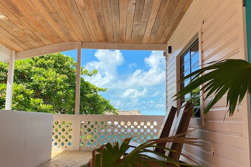 La Casa de Paz Hotel - San Pedro Town - Balcony