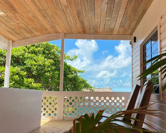 La Casa de Paz Hotel - San Pedro Town - Balcony