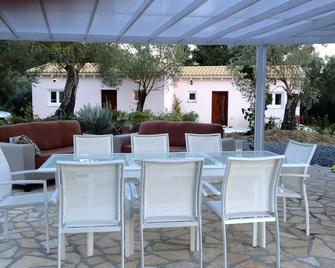 A - Holidayhome 2-4 people / living in the middle of an olive grove, 3km to sea, - Ermones - Patio