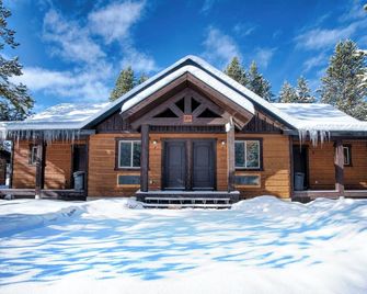 King Room at Ponds Lodge Cabin 31 Unit 2 - Island Park - Building