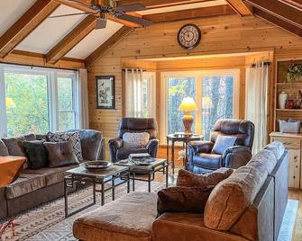 Secluded Northwoods getaway on beautiful Lake Nokomis - Tomahawk - Living room