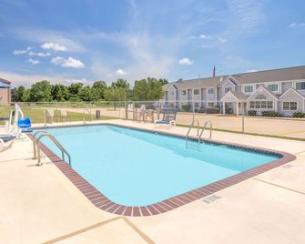 Microtel Inn & Suites by Wyndham Broken Bow - Broken Bow - Piscina