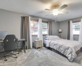 Houghton Lake Vacation Rental - Walk to the Water! - Houghton Lake - Schlafzimmer