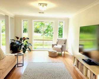 Modern Spacious 5-Bedroom Home in Northe - Belrose - Sala de estar
