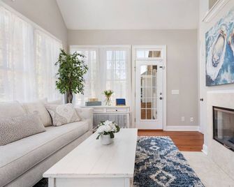 Beautiful 4-bedroom house with High Ceilings in charming Fuquay-Varina - Fuquay-Varina - Sala de estar